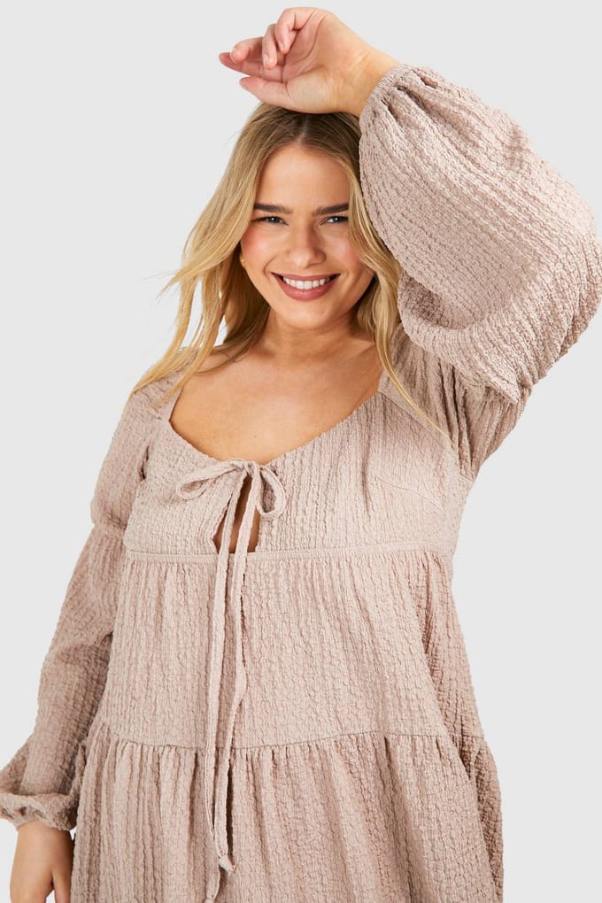 boohoo Dames Plus Getextureerde Getrapte Smockjurk | Light Stone | Maat: 18