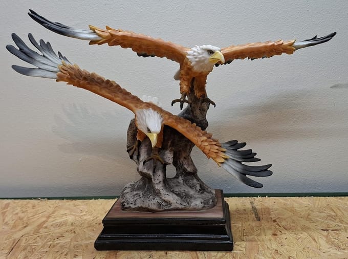Adelaars op Rots Beeld - 35cm hoog - polyresin - polystone - Vogels - Wildlife - Decoratie - Woonaccessoires - Beeld