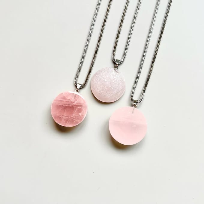 Gemstone ketting Roze kwarts halve bol (half gepolijst)
