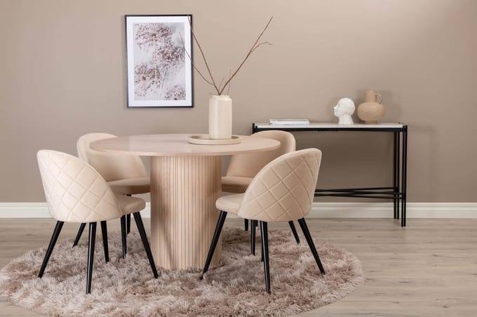 BiancaROWW eethoek eetkamertafel eik fineer wit washed en 4 Velvet Stitches eetkamerstal velours beige.