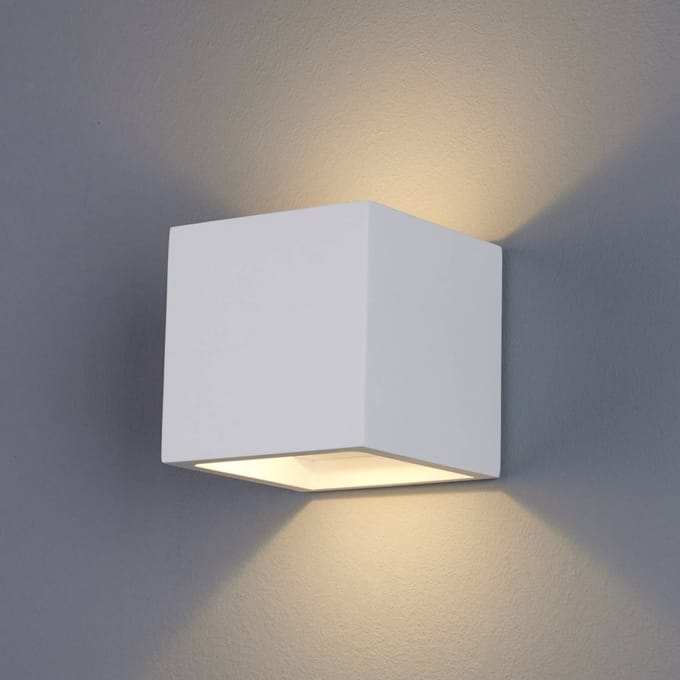 Lindby Kubusvormige LED wandlamp Marita van gips