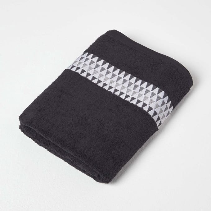 Homescapes Zwarte badhanddoek met rand en driehoekspatroon, 70 x 130 cm