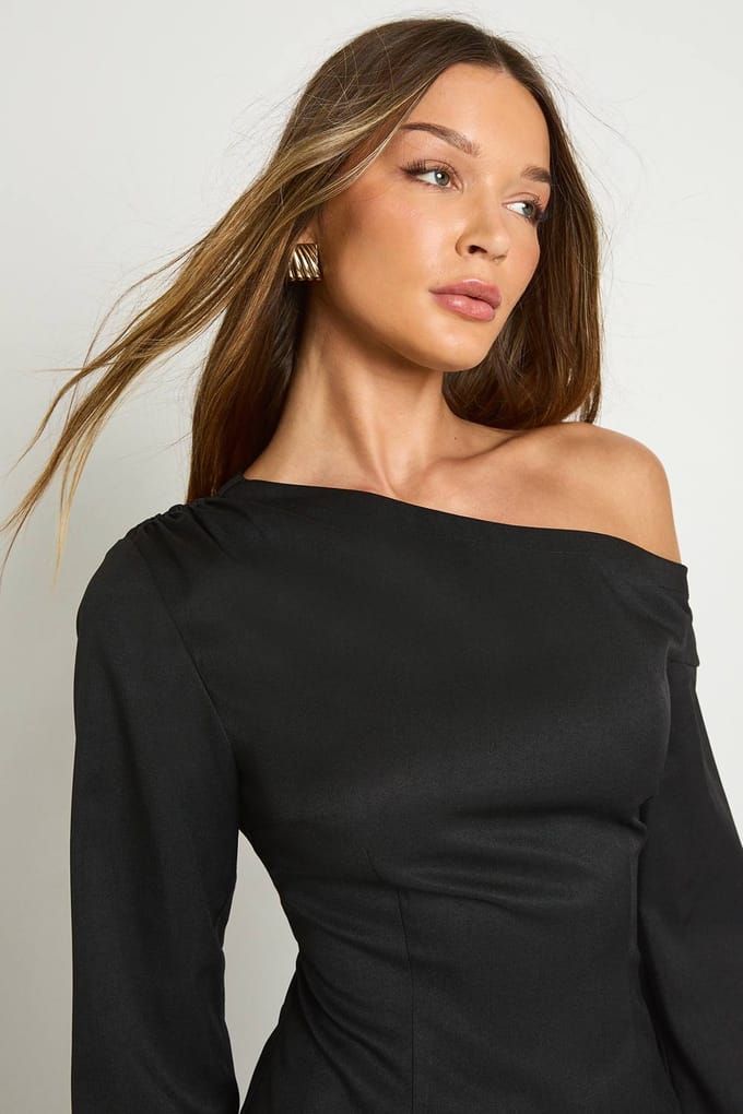 boohoo Dames Asymmetrische geplooide schouder longline top | Black | Maat: 6