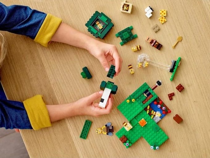 LEGO Minecraft De bijenhouderij 21165