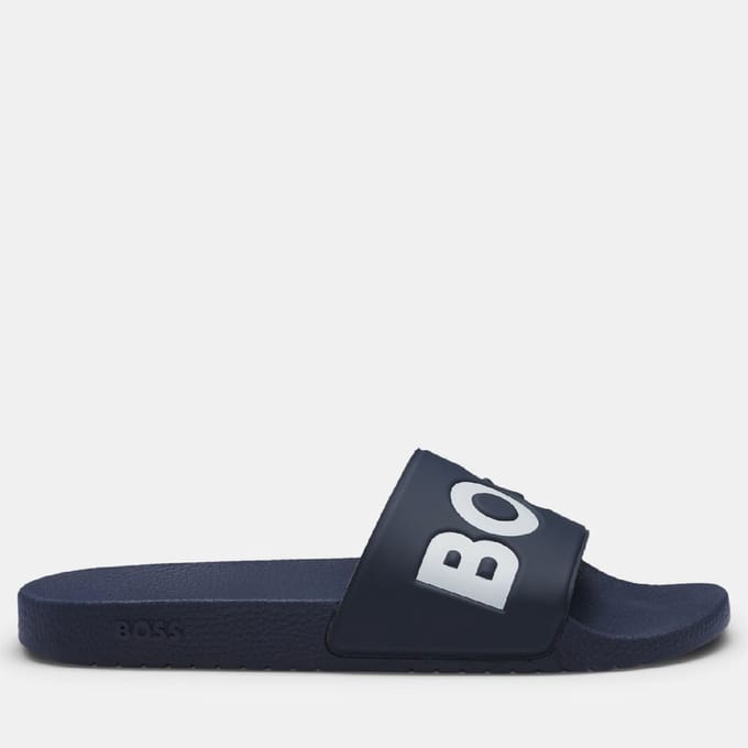 Boss Aryeh herenslippers, Italiaans gemaakt, met groot logo in donkerblauw.