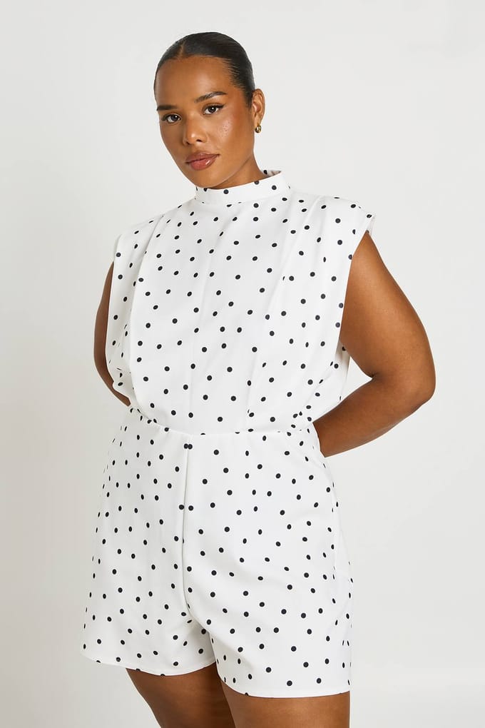 boohoo Dames Plus Polkadot Playsuit Met Geplooide Details En Getailleerde Pasvorm | Wit | Maat: 44