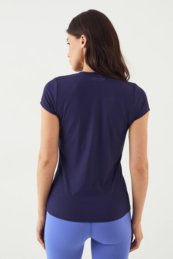 Dames DSGN Studio Ultra Sculpt Geribbelde Doorknoop Top met Korte Mouwen | Blackberry | Maat: Medium