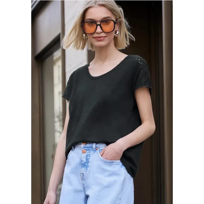 Shirt met overhangende schouder en decoratieve tape