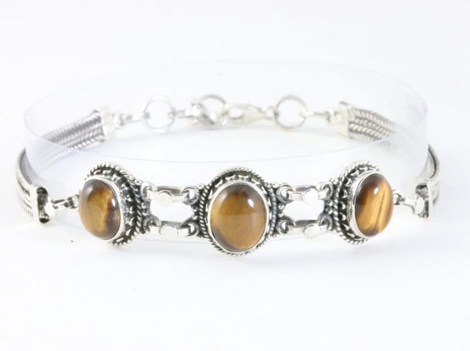 Bewerkte zilveren armband met tijgeroog