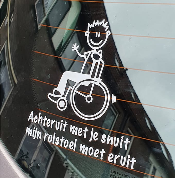 Rolstoelsticker - Gehandicaptensticker - Invalidesticker - Afstand houden - wit - 11 cm x 13 cm - herenvariant - minder valide