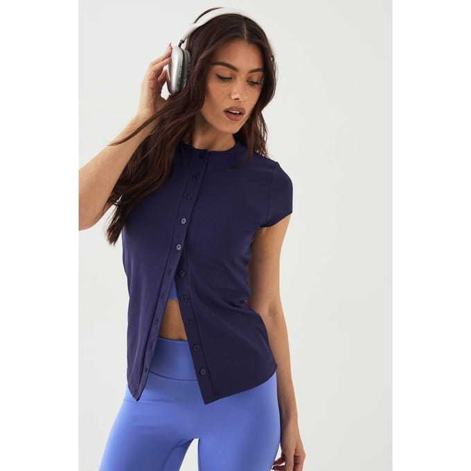 Dames DSGN Studio Ultra Sculpt Geribbelde Doorknoop Top met Korte Mouwen | Blackberry | Maat: Medium