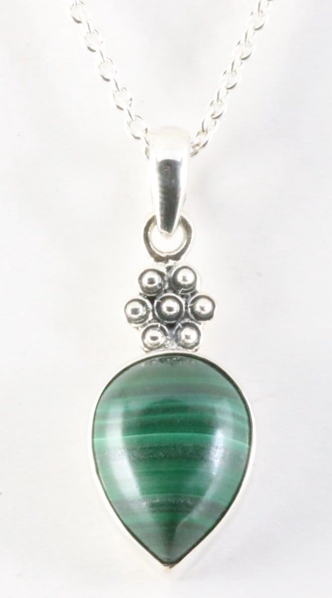 Bewerkte zilveren hanger met malachiet aan ketting