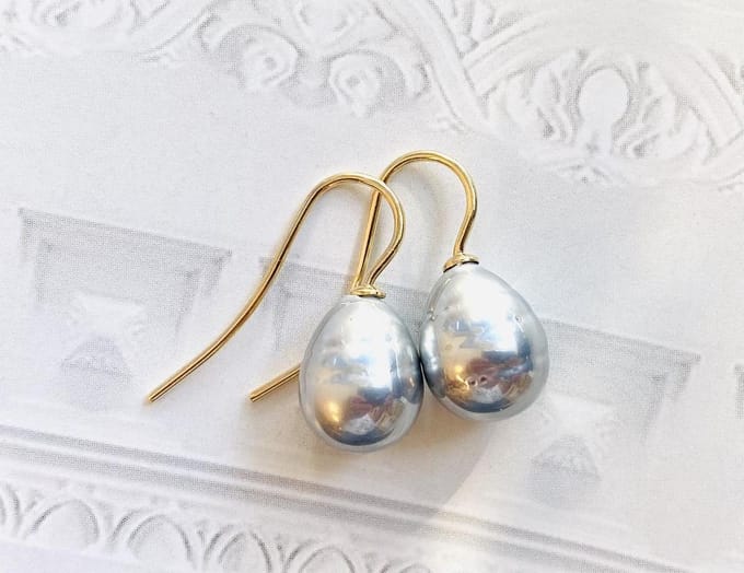 Parel oorbellen klein grijs/goud