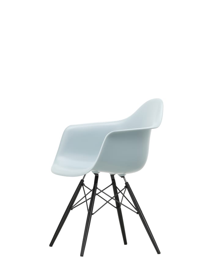 Vitra - DAW Eames Plastic Armchair - ijsgrijs RE - esdoorn zwart - blauw
