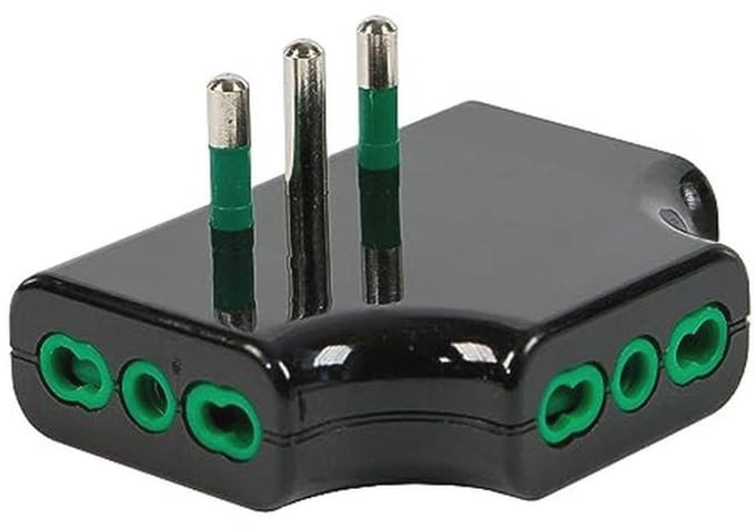 Ruimtebesparende Adapter voor Drievoudig Stopcontact met Italiaanse Stekker - Plat Ontwerp