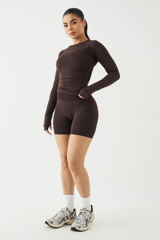 Dames DSGN Studio Sport Ultra Contour Naadloze Gerimpelde Lange Mouw Top | Coffee Bean | Maat: Medium