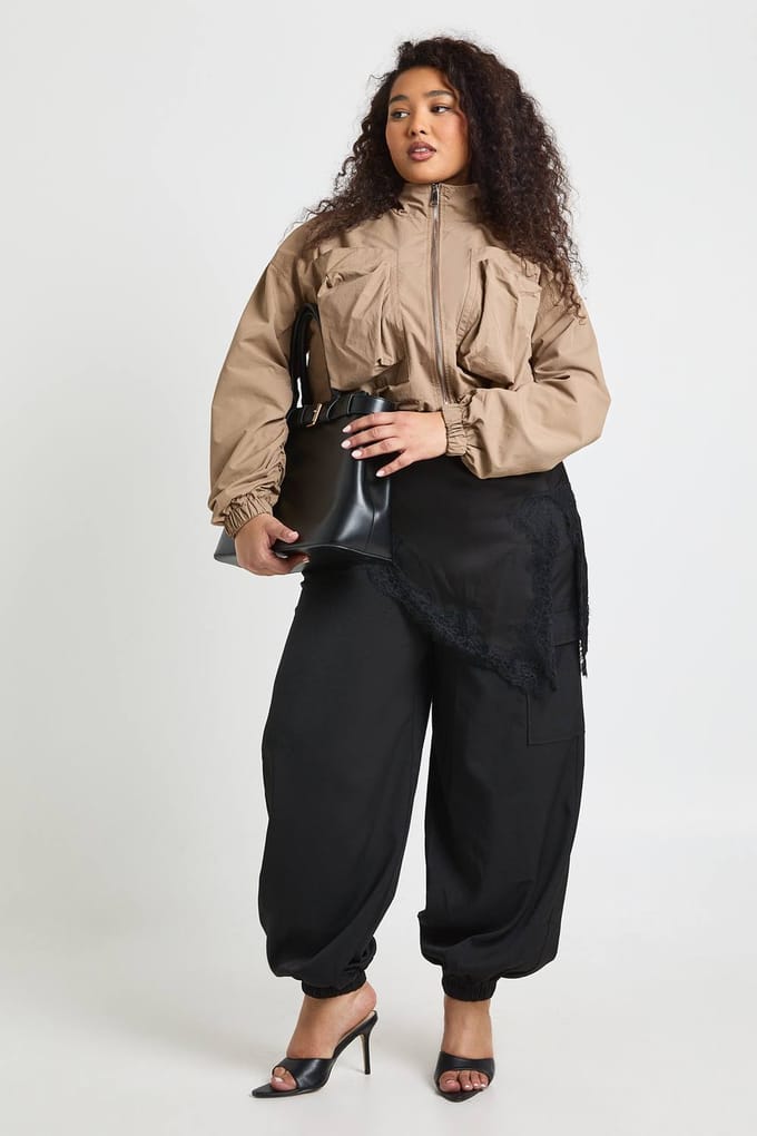 boohoo Dames Plus Utility Jas Met Korte Snit En Col | Mushroom | Maat: 16