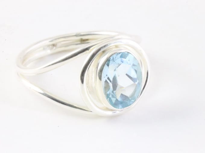 Opengewerkte zilveren ring met blauwe topaas - maat 18