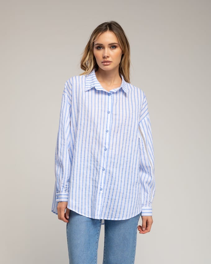 Losvallende gestreepte blouse met geschulpte rand aan de mouw