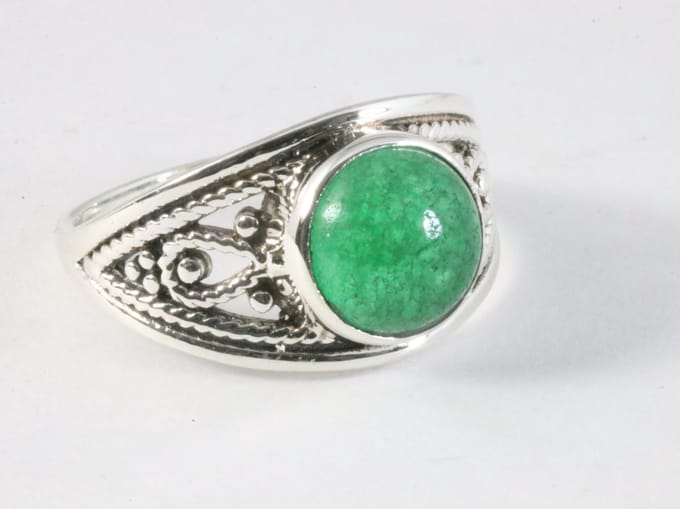 Opengewerkte zilveren ring met jade - maat 16