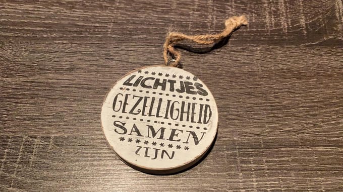 Woodart - Kerstbal (plat) met oogje en touw - 7cm
