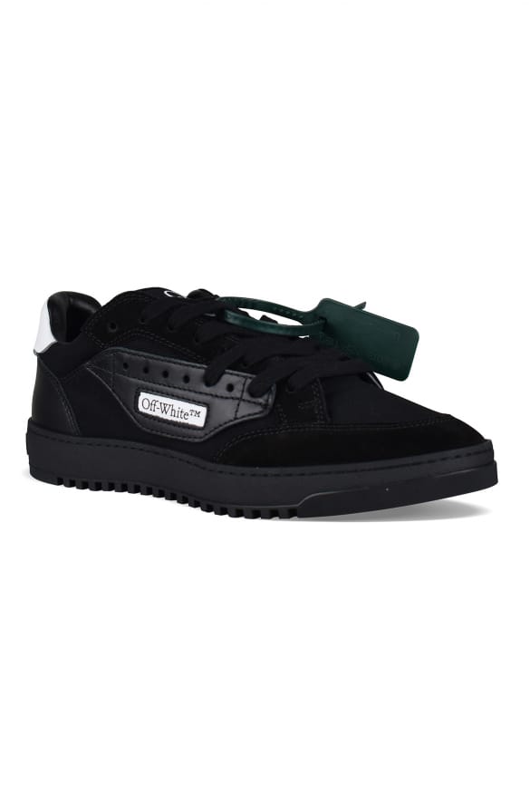 Gebroken witte sneakers zwart