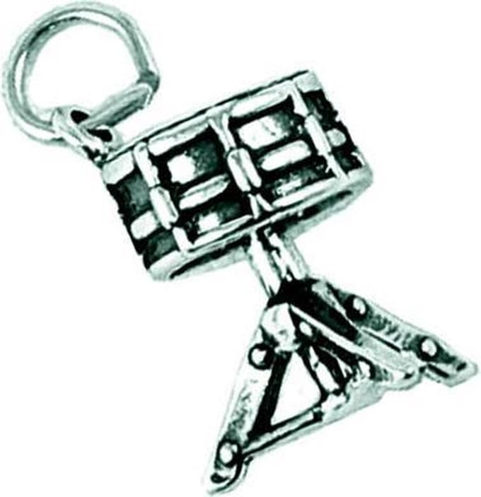 Zilveren hanger snaredrum op standaard