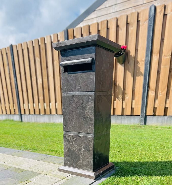 Natuursteen brievenbus - hardsteen brievenbus (model 002 geïmpregneerd – donker)