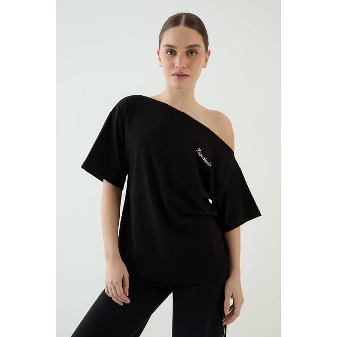 Dames Dsgn Studio Script Off-shoulder T-shirt | Black | Maat: Small