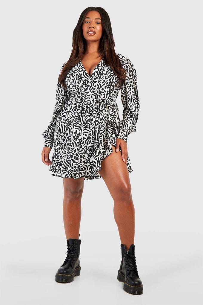 boohoo Dames Plus Zebra Wikkeljurk met ruches in skaterstijl | Black | Maat: 28