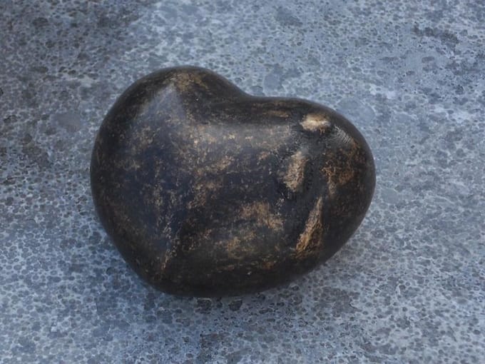 Urn brons - Grafdecoratie - bronzen beeld - Hart - Bronzartes - 8 cm hoog