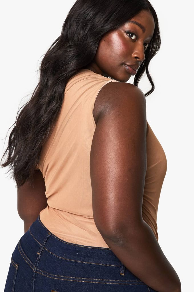 boohoo Dames PLUS MESH OVERLAY GERUCHTE BODYSUIT | Taupe | Maat: 52