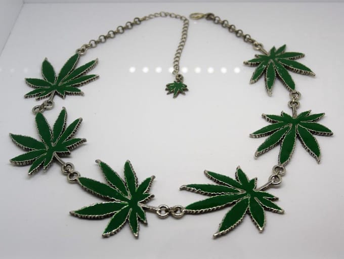 Collier grote groene wietbladen verzilverd en zeer apart.