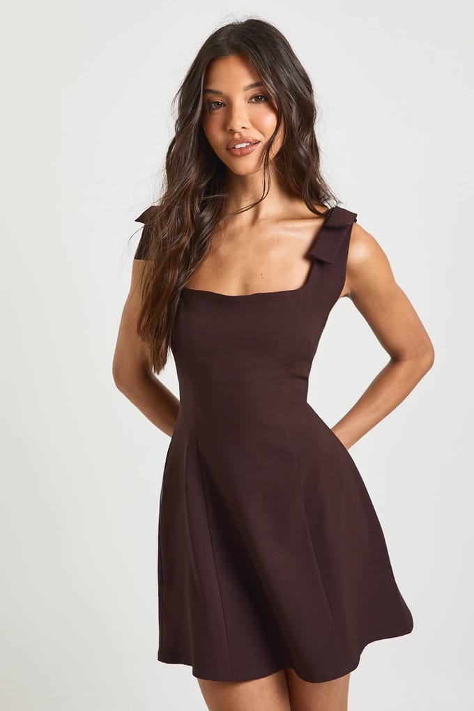 boohoo Dames Strikschouder Vierkante Hals Skater Jurk | Chocoladebruin | Maat: 38