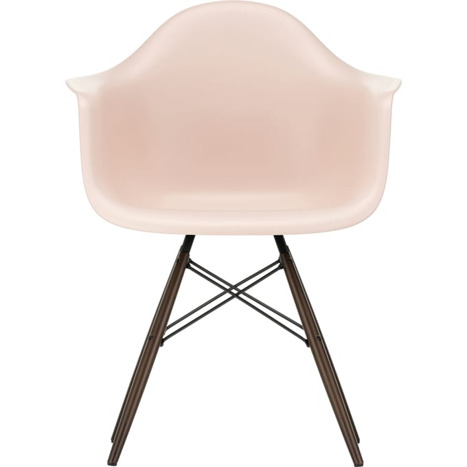 Vitra DAW Eames Plastic Armchair - zachtroze RE - donkere esdoorn