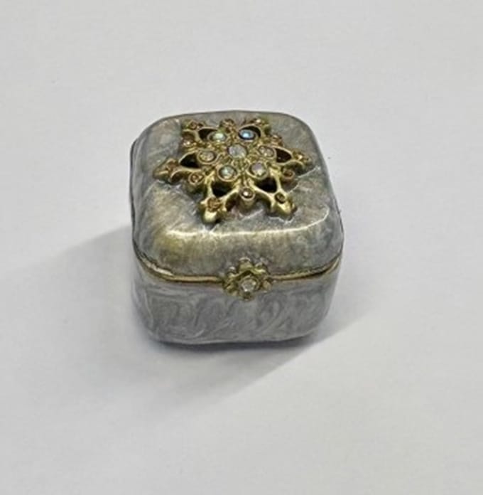 Doosje Sneeuwvlokje goud/ grijs 3x3x3cm