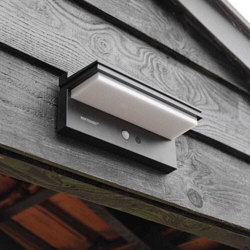 Veda - Moderne LED Solar wandlamp buiten met sensor - Bewegingssensor & Schemerschakelaar - 4 lichtstanden - 2700K warm wit - IP65 waterdicht - Zwart