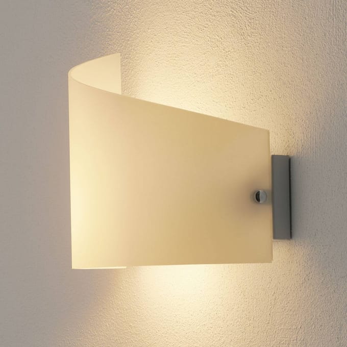 Fabas Luce Wandlamp Moa met gebogen glazen kap
