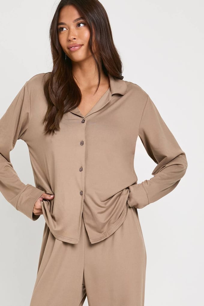 boohoo Dames Soft Touch pyjamaset met overhemd met knoopsluiting en broek | Mokka | Maat: 36