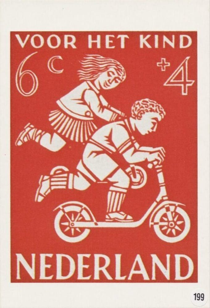 Briefkaart met afbeelding Spelende kinderen – Steppend jongetje & meisje postzegel