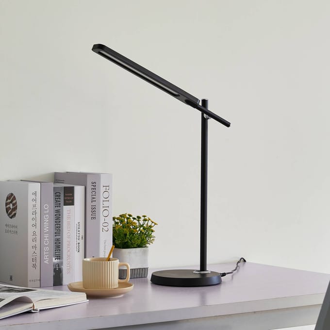 Lindby Valtorin LED bureaulamp, zwart