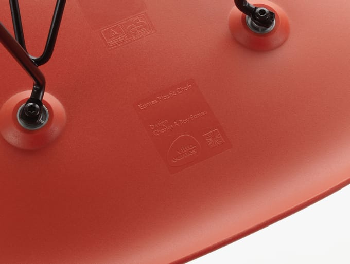 Vitra - DSW Eames Plastic Sidechair - poppy red RE - honingkleurig essenhout - rood