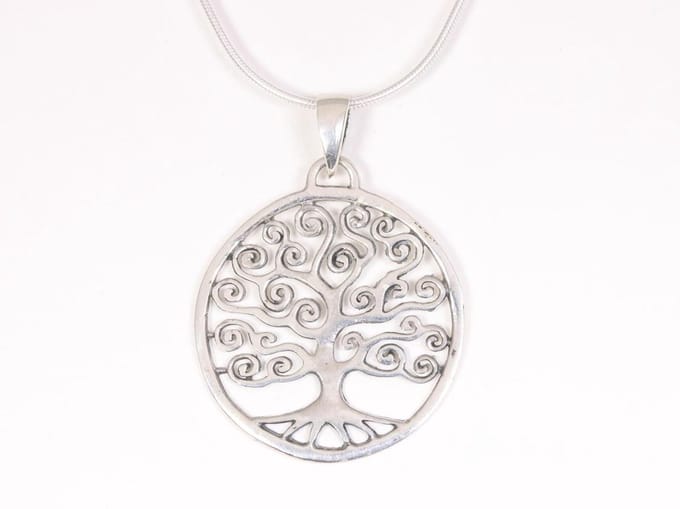 Ronde zilveren hanger met levensboom aan ketting