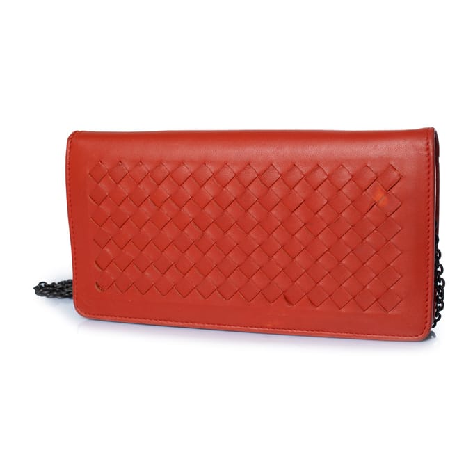 Bottega Veneta, portemonnee met ketting van rood leer.
