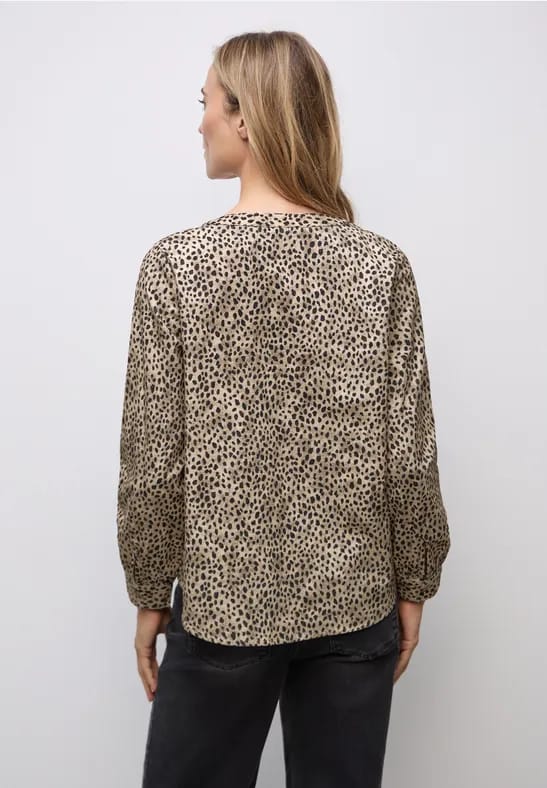 Corduroy blouse in leo look