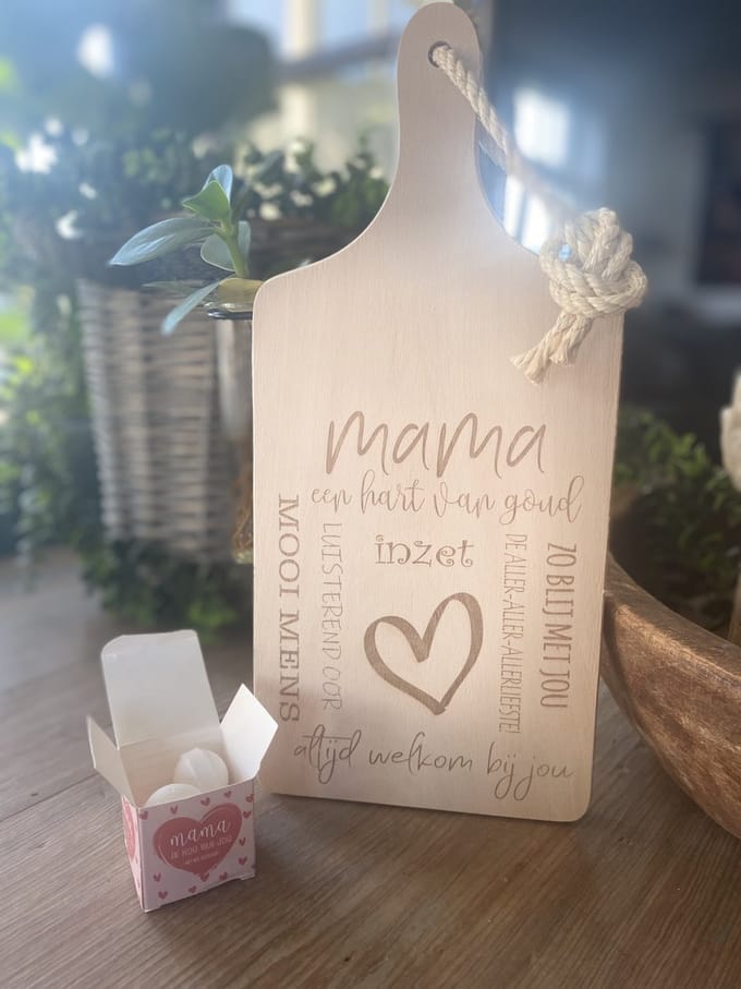 Creaties van Hier - serveerplankje - mama met bruisballen - 35 cm - hout - glas -moederdag cadeautje
