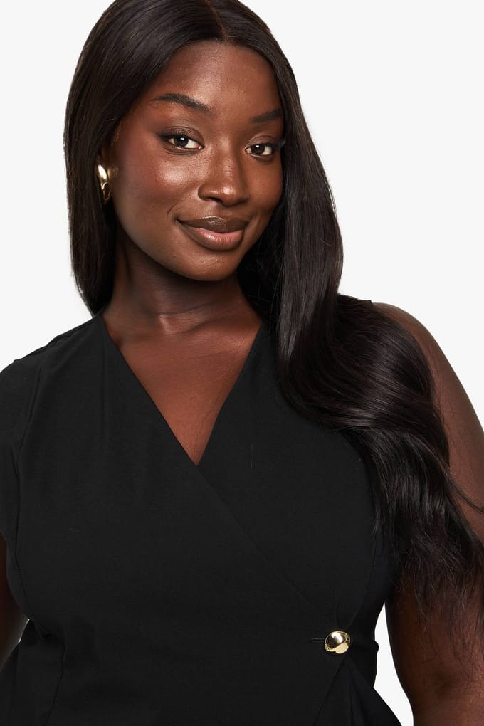 boohoo Dames PLUS wikkelvoorkant gouden knopenvest | Zwart | Maat: 48