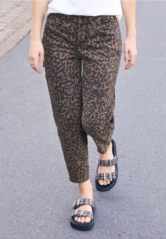 High Waist Barrel Leg jeans in Loose Fit