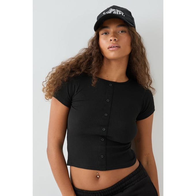 Dames DSGN Studio Square Script Geborduurd Geribbeld Aansluitend Doorknoop Top | Zwart | Maat: Medium