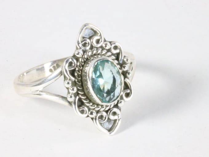 Fijne bewerkte zilveren ring met blauwe topaas - maat 16.5